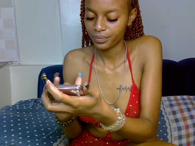 PrettyNoirr live cam on BongaCams