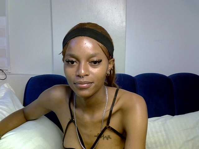 PrettyNoirr live cam on BongaCams