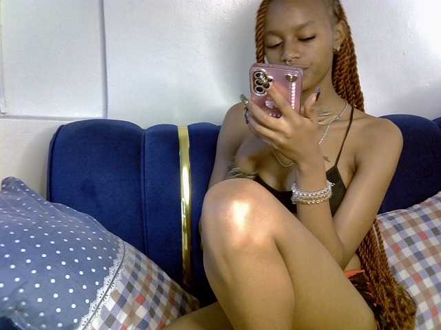 PrettyNoirr live cam on BongaCams