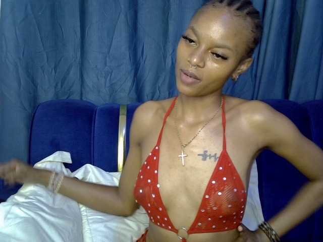PrettyNoirr live cam on BongaCams