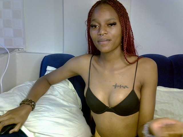 PrettyNoirr live cam on BongaCams