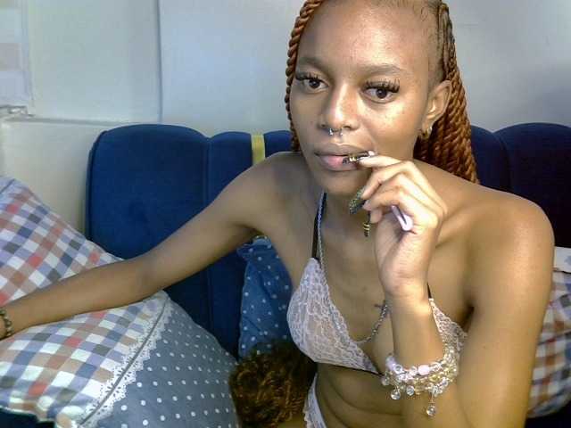PrettyNoirr live cam on BongaCams