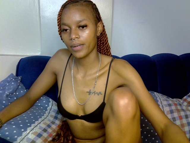 PrettyNoirr live cam on BongaCams