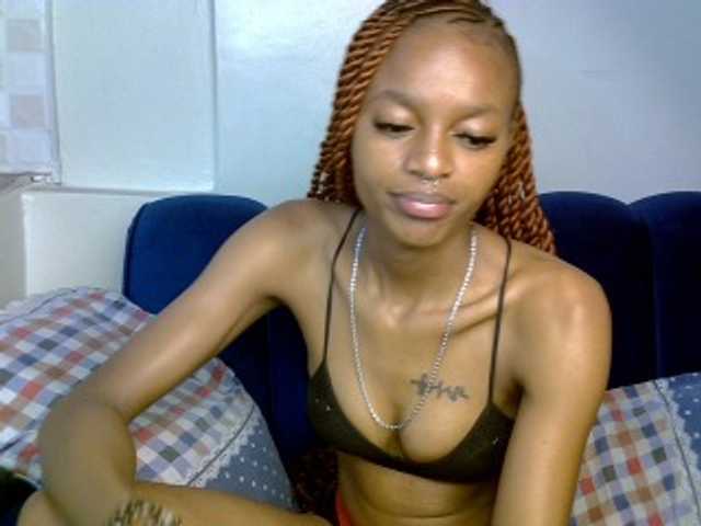PrettyNoirr live cam on BongaCams