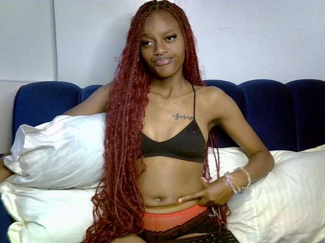 PrettyNoirr live cam on BongaCams