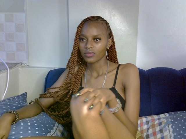 PrettyNoirr live cam on BongaCams