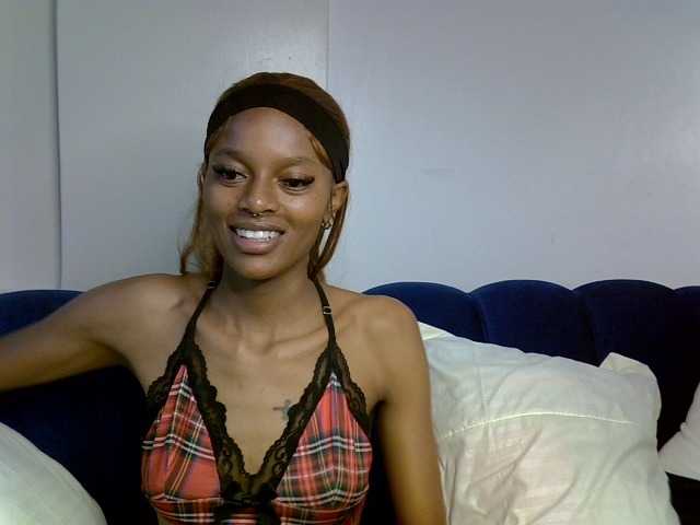 PrettyNoirr live cam on BongaCams