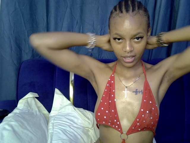 PrettyNoirr live cam on BongaCams