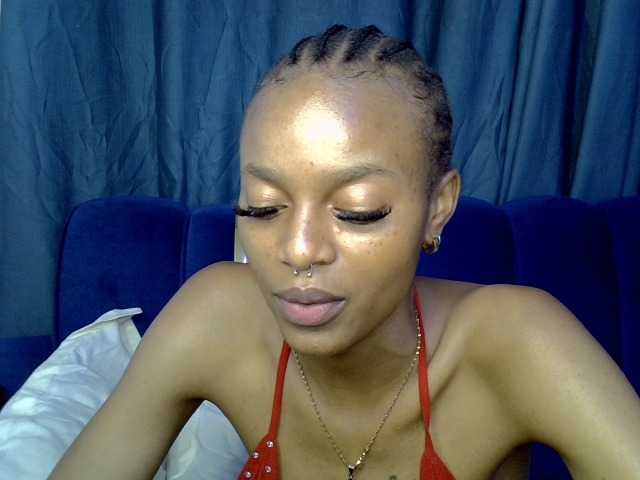 PrettyNoirr live cam on BongaCams
