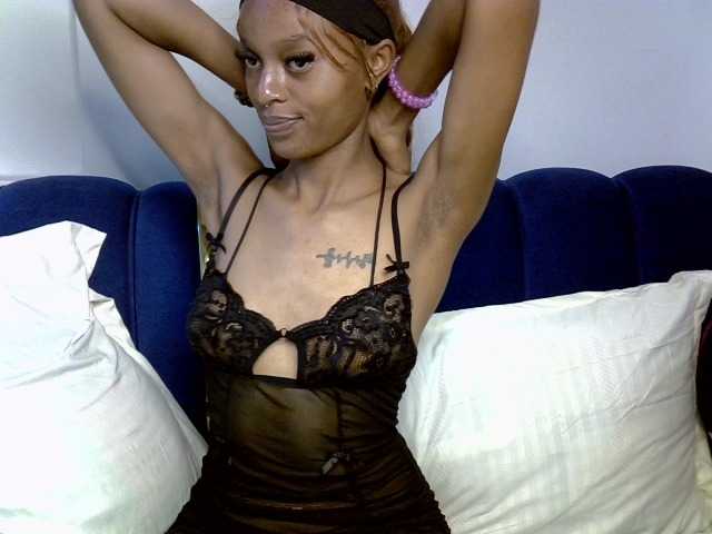PrettyNoirr live cam on BongaCams