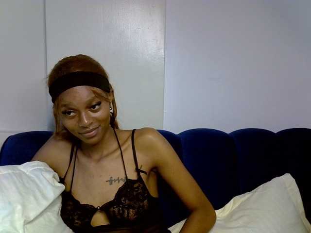 PrettyNoirr live cam on BongaCams