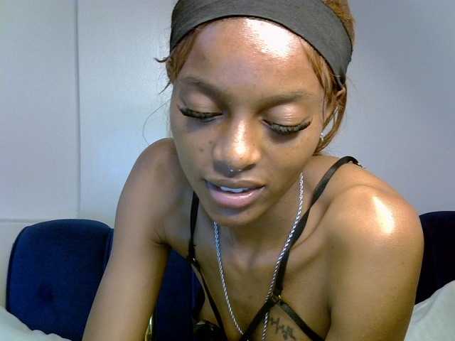 PrettyNoirr live cam on BongaCams