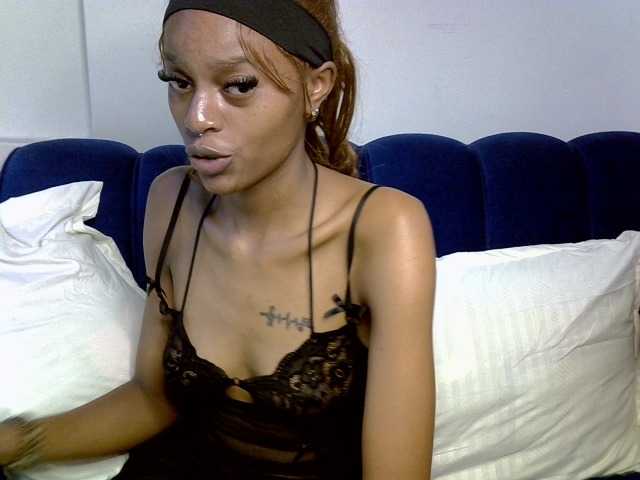 PrettyNoirr live cam on BongaCams