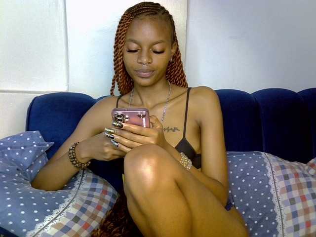 PrettyNoirr live cam on BongaCams
