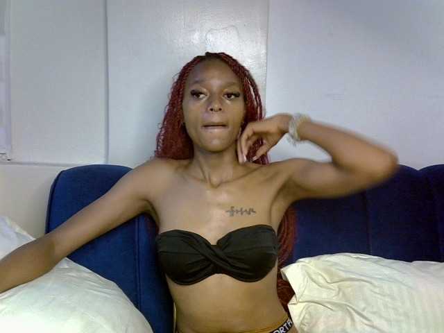 PrettyNoirr live cam on BongaCams