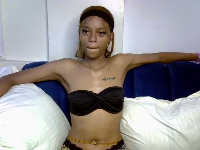 PrettyNoirr live cam on BongaCams