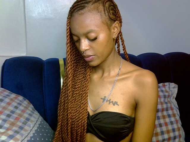 PrettyNoirr live cam on BongaCams