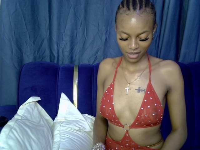 PrettyNoirr live cam on BongaCams