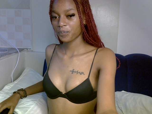 PrettyNoirr live cam on BongaCams