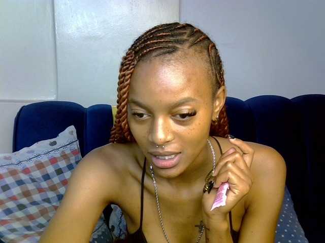 PrettyNoirr live cam on BongaCams