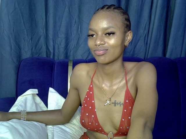 PrettyNoirr live cam on BongaCams