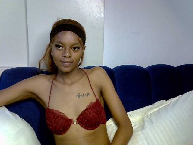 PrettyNoirr live cam on BongaCams