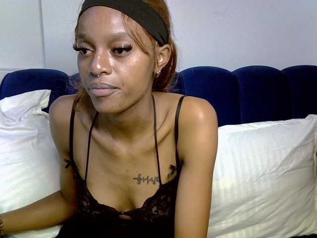 PrettyNoirr live cam on BongaCams