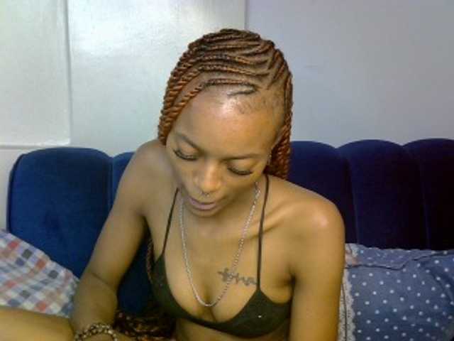 PrettyNoirr live cam on BongaCams