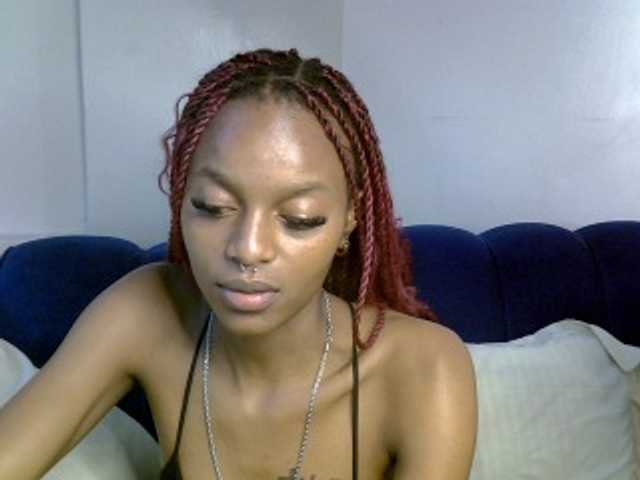 PrettyNoirr live cam on BongaCams