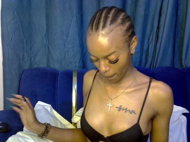PrettyNoirr live cam on BongaCams
