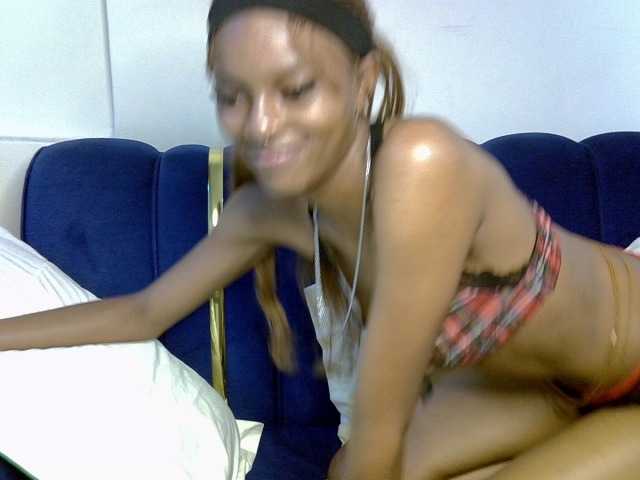 PrettyNoirr live cam on BongaCams