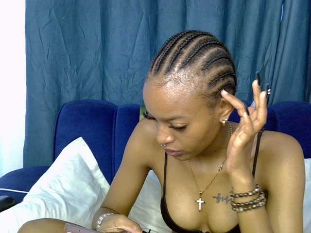 PrettyNoirr live cam on BongaCams