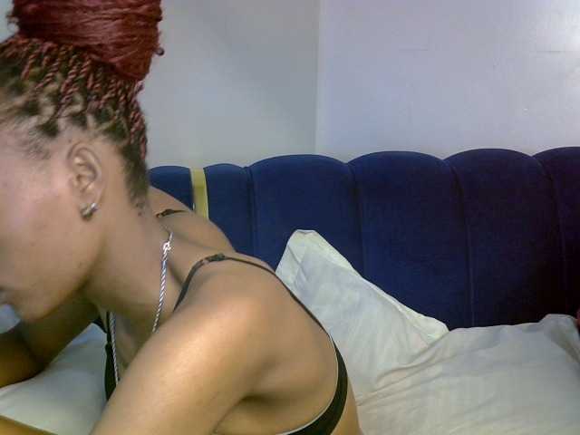 PrettyNoirr — live female cam
