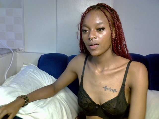 PrettyNoirr live cam preview