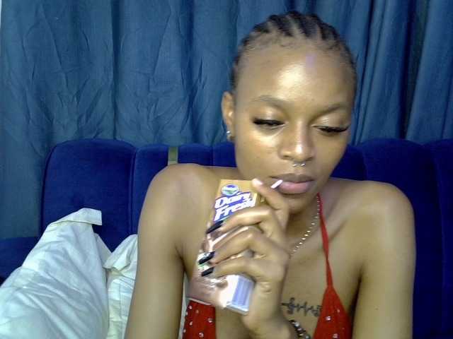 PrettyNoirr live cam on BongaCams