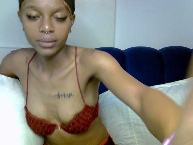 PrettyNoirr live cam on BongaCams