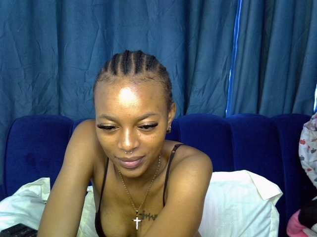 PrettyNoirr live cam on BongaCams