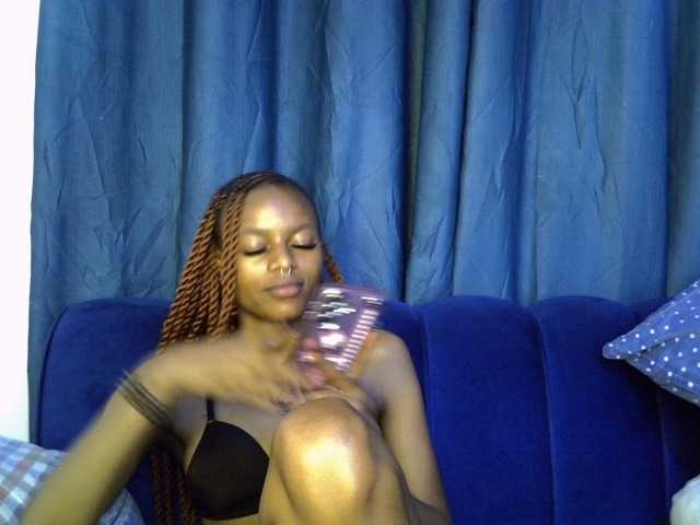 PrettyNoirr live cam on BongaCams