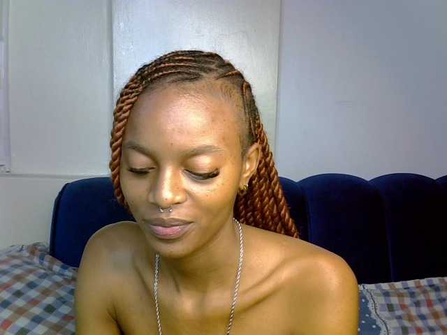 PrettyNoirr live cam on BongaCams