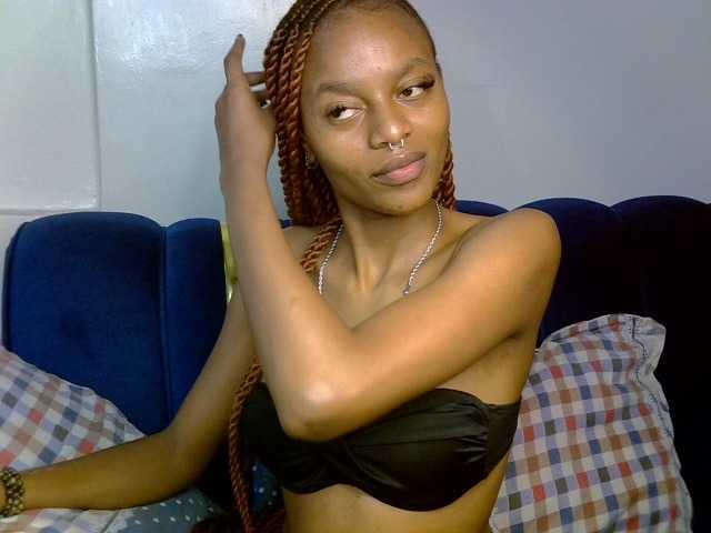 PrettyNoirr live cam on BongaCams