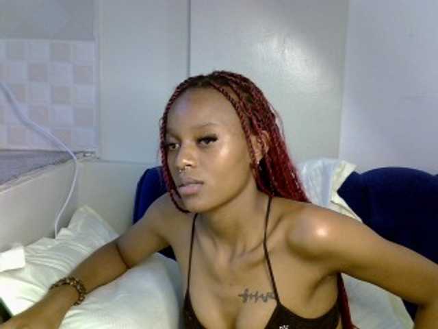 PrettyNoirr live cam on BongaCams