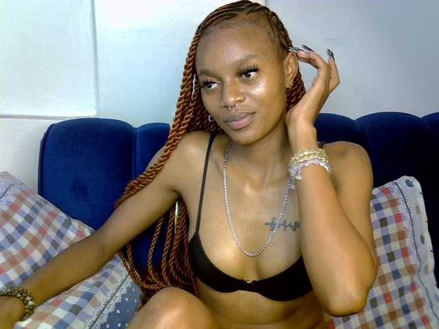 PrettyNoirr live cam on BongaCams