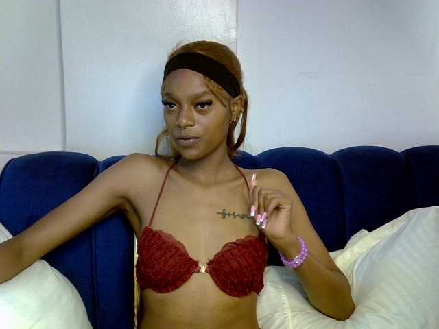 PrettyNoirr live cam on BongaCams