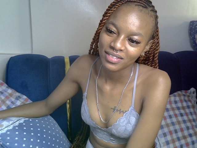 PrettyNoirr live cam on BongaCams