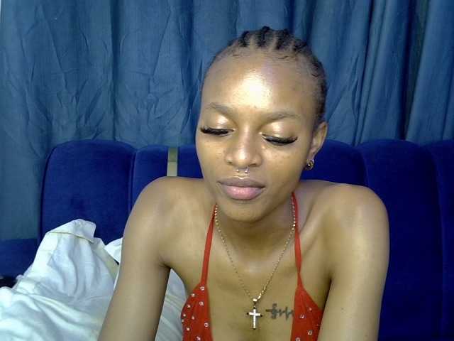 PrettyNoirr live cam on BongaCams