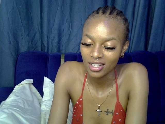 PrettyNoirr live cam on BongaCams
