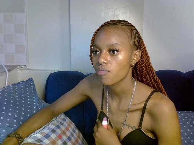 PrettyNoirr live cam on BongaCams