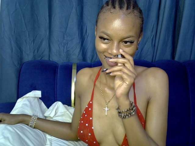 PrettyNoirr live cam on BongaCams