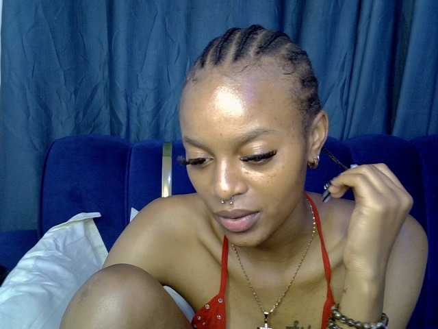 PrettyNoirr live cam on BongaCams