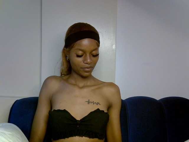 PrettyNoirr live cam on BongaCams